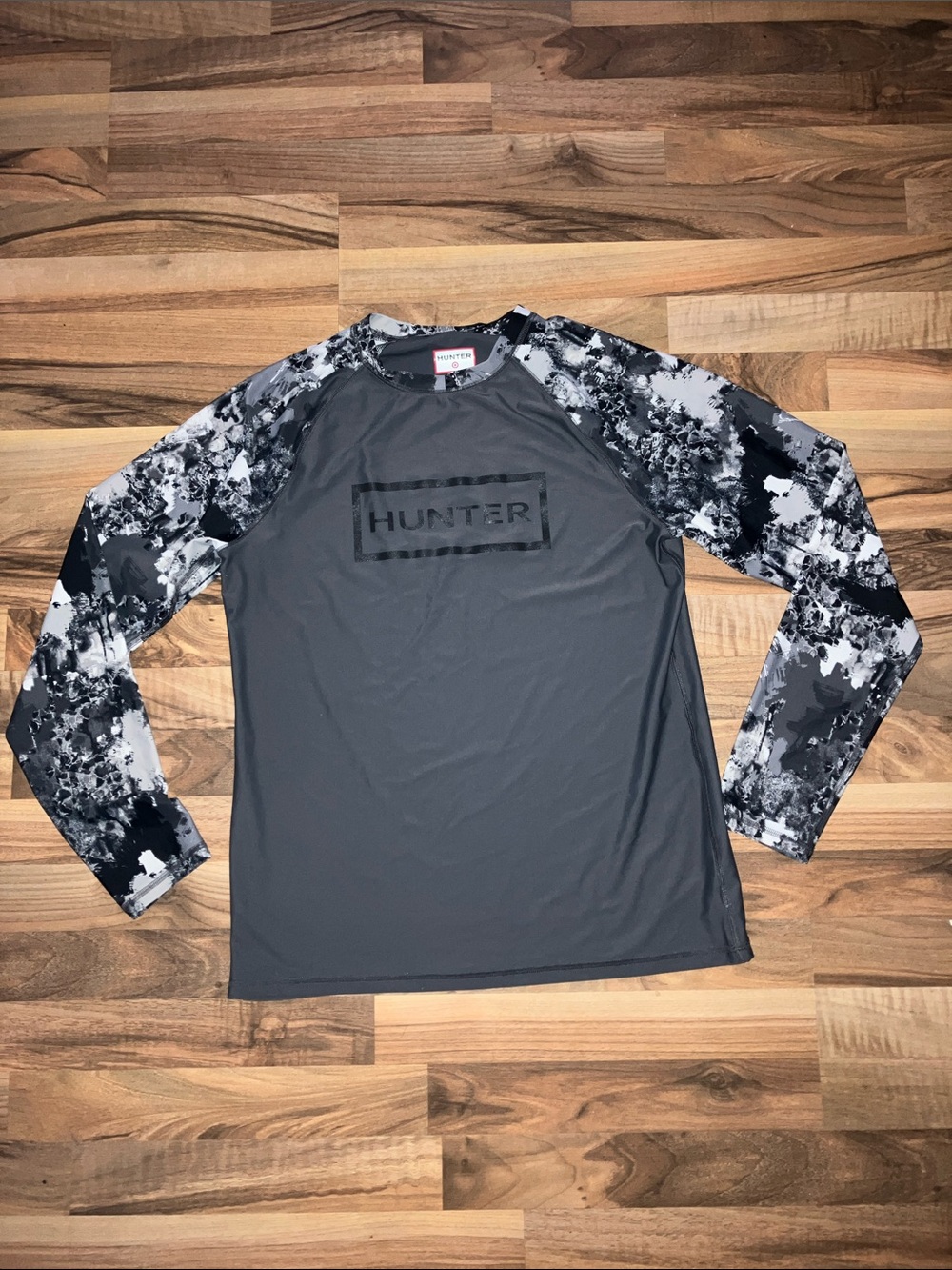 Hunter X Target Black Camo Gray Long Sleeve Rash Guard
Swim Shirt Mens Sz M